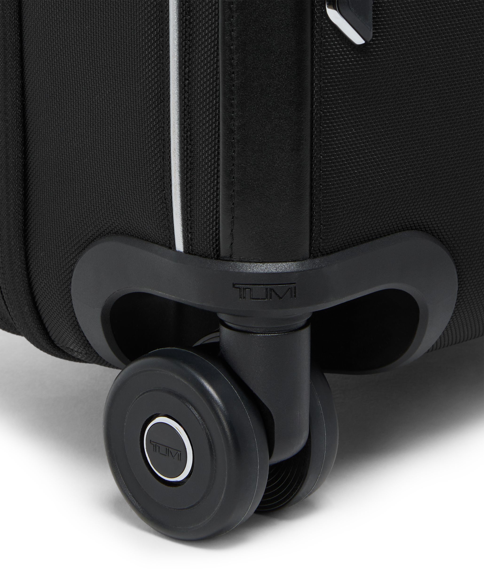 International Dual Access 4 Wheeled Carry On in Black | Arrive